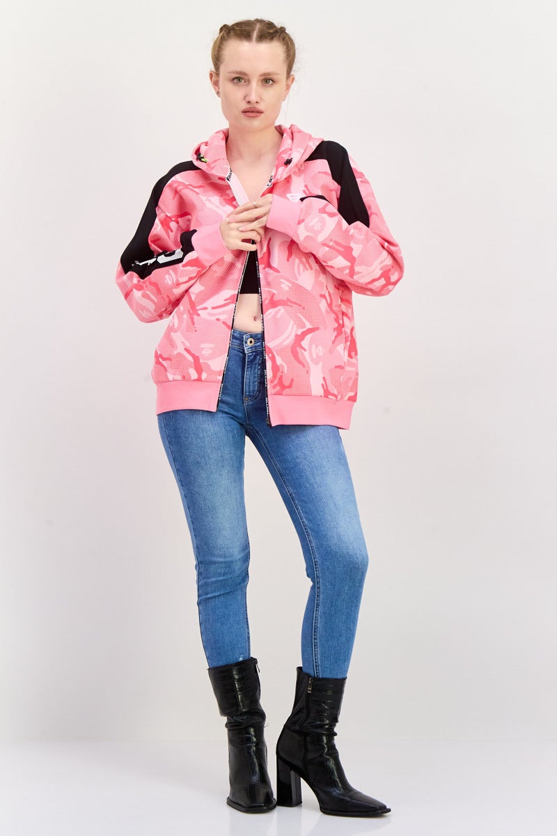 Aape By A Bathing Ape سويت شيرت بغطاء رأس مطبوع بالكامل للنساء، مجموعة وردية - Image 4